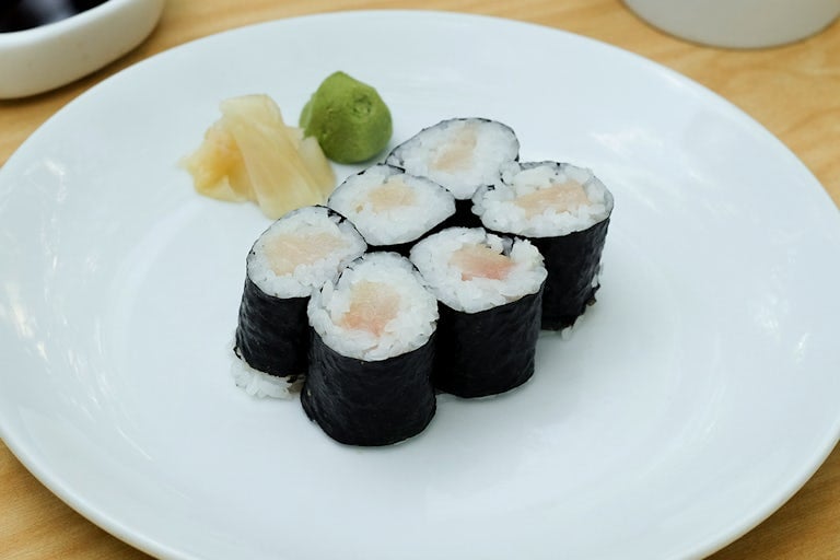 YELLOWTAIL ROLL*